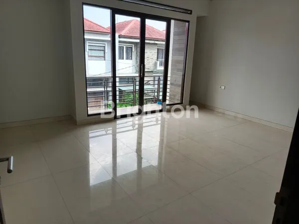 image RUMAH MEWAH DI SUDIRMAN TOWNHOUSE (6)