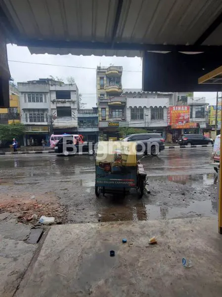 image RUKO 2 LANTAI DIJUAL MURAH, DI KAWASAN PERTOKOAN EMAS, DI KAMPUNG LALANG, SANGAT COCOK  UNTUK BUKA USAHA TOKO APA SAJA, DAERAH RAMAI DEKAT DENGAN TERMINAL PINANG BARIS (2)