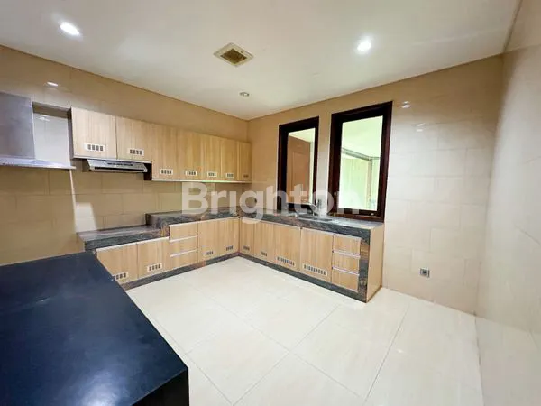 image RUMAH VILLA DENGAN 5 KAMAR TIDUR DEKAT SEMINYAK (3)