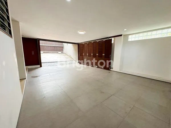 image RUMAH VILLA DENGAN 5 KAMAR TIDUR DEKAT SEMINYAK (2)
