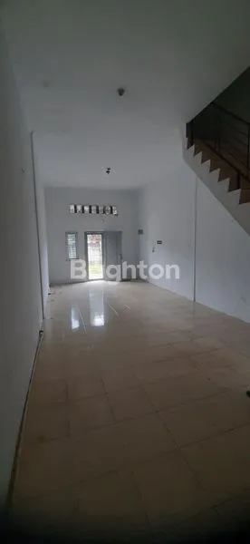 image RUMAH 2½ LANTAI SHM, HARGA TERJANGKAU DI KOMPLEK (3)