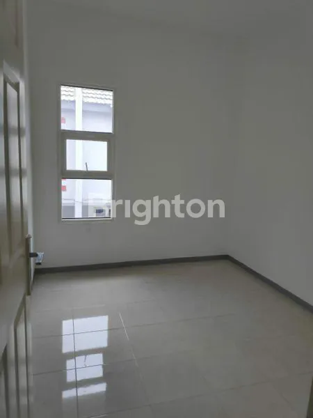 image RUMAH SIAP HUNI 2 LANTAI DI JL RANGKAH SURABAYA (5)