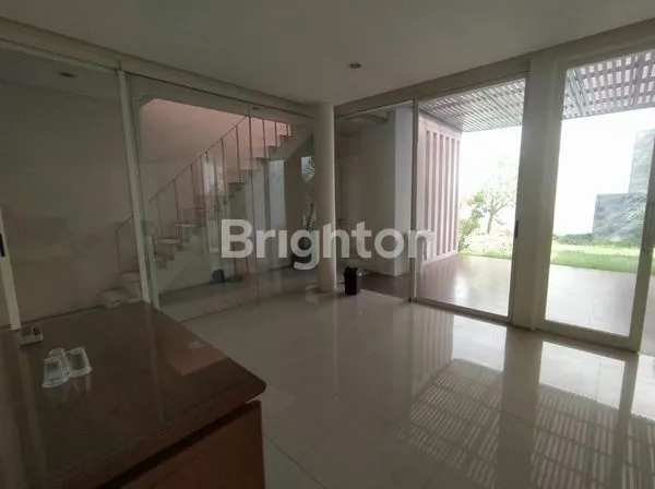 image RUMAH 2 LANTAI SIAP HUNI DEKAT G-WALK UNIVERSITAS CIPUTRA GRAHA FAMILY NATURA GRAND PAKUWON MALL LONTAR BENOWO WIYUNG MENGANTI LENMARC BUKIT DARMO GOLF HOKKY (3)