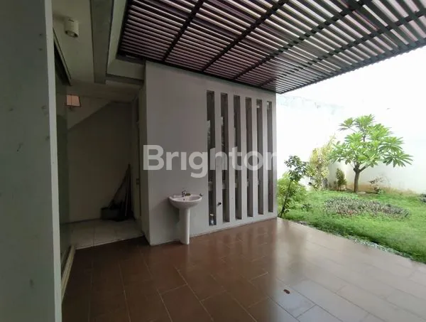 image RUMAH 2 LANTAI SIAP HUNI DEKAT G-WALK UNIVERSITAS CIPUTRA GRAHA FAMILY NATURA GRAND PAKUWON MALL LONTAR BENOWO WIYUNG MENGANTI LENMARC BUKIT DARMO GOLF HOKKY (4)