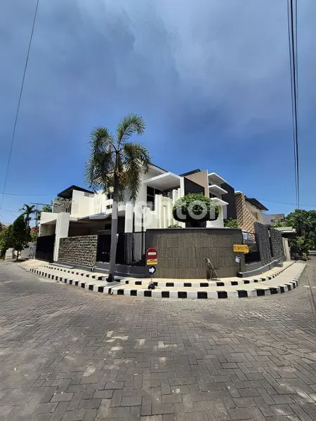 image RUMAH BARU HOOK 2 LANTAI DARMO PERMAI SELATAN FULL FURNISHED DEKAT PAKUWON MALL MAYJEND SUNGKONO SATELIT  (1)