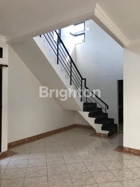 image RUMAH 2 LANTAI HOEK DI JL KEMANG ANGGREK KEMANG  PRATAMA 2 BEKASI (5)