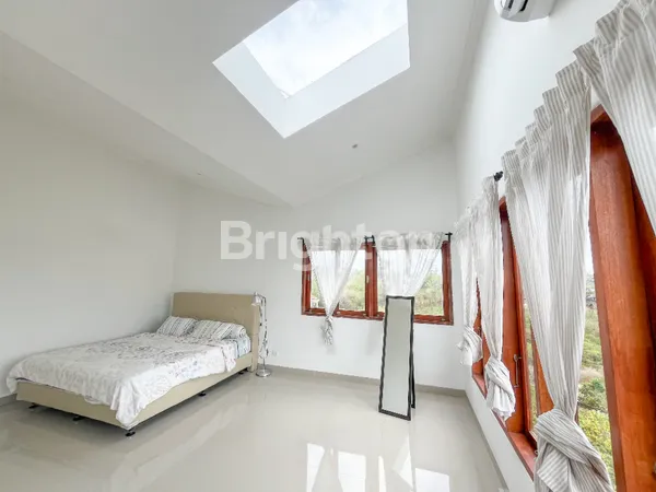 image BEAUTIFUL FREEHOLD HILL-VIEW VILLA (3)