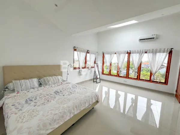 image BEAUTIFUL FREEHOLD HILL-VIEW VILLA (4)