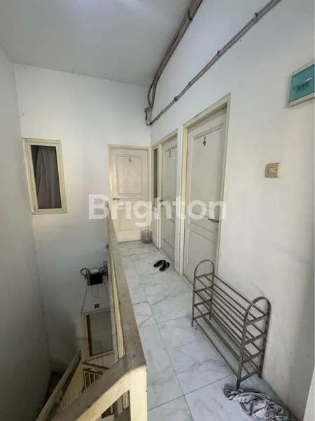 image RUMAH KOS KUTISARI 2 LANTAI STRATEGIS DEKAT PETRA (2)