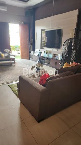 image DIJUAL RUMAH 3 LANTAI DI MODERNLAND (5)