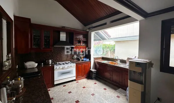 image BEAUTIFUL HOUSE WITH WOODEN TOUCH FEEL LIKE A VILLA  IN THE SOUTH JAKARTA (8)