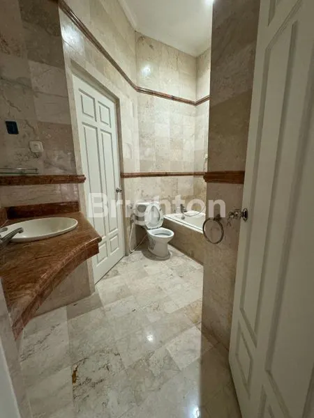 image RUMAH MEWAH 2 LANTAI DI PAKUWON CITY, LT 215M² (1)