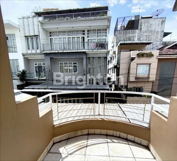 image DISEWAKAN. VILLA MAKMUR INDAH. DAERAH JL. ADAM MALIK. INTI KOTA. FASILITAS. SECURITY 24 JAM, KOLAM RENANG (1)