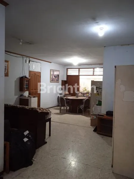 image RUMAH 3 LANTAI LT 300M² DI DUKUH KUPANG, LOKASI STRATEGIS (5)