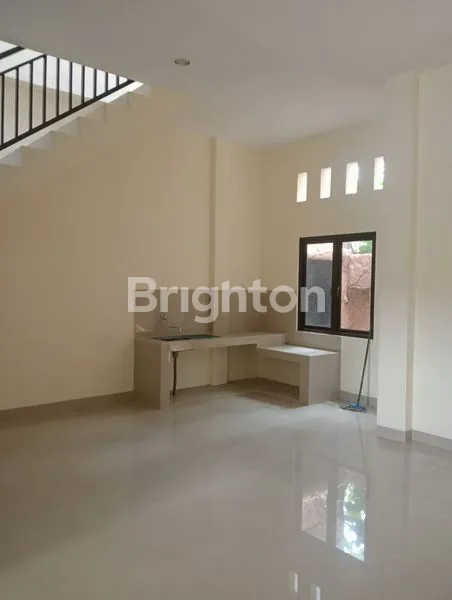 image RUMAH 3 LANTAI SIAP HUNI DI TAMAN CHRYSANT BSD CITY (4)