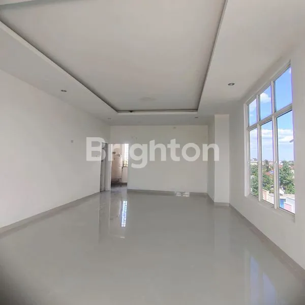 image RUMAH 3 LANTAI SIAP HUNI\NJUAL RUMAH\NKOMPLEK DE VILLA MARELAN, KEL.TANAH 600, KEC.MEDAN MARELAN - MEDAN\NLT 98 LB 210\NKT 4 KM 5\NLISTRIK 3500\NRP 1.300.000.000 \NSHM \NHADAP TIMUR\N\N (2)