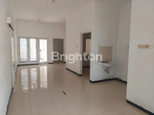 image DISEWAKAN RUMAH LUAS LOKASI STRATEGIS DEKAT MERR (2)