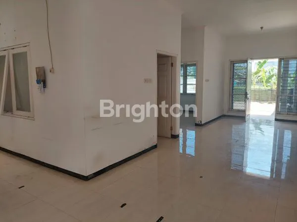 image DISEWAKAN RUMAH LUAS LOKASI STRATEGIS DEKAT MERR (5)