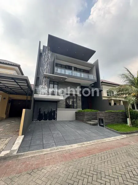 image PREMIUM BRAND NEW MINIMALIS DI CITRALAND UTAMA! SPLIT LEVEL MODERN MINIMALIS LOKASI TERDEPAN & BEST SELLER CLUSTER! (3)