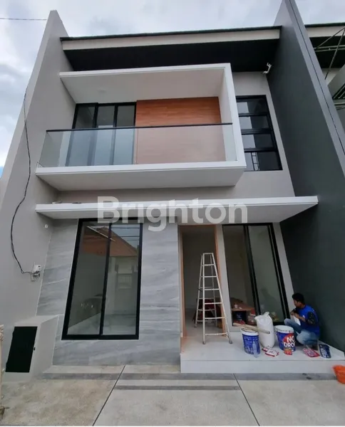 image DIJUAL RUMAH BARU MINIMALIS 2 LANTAI 4 KAMAR DI KUTISARI HARGA 2,2 M - LAYOUT LEGA & LINGKUNGAN TENANG & NYAMAN (2)
