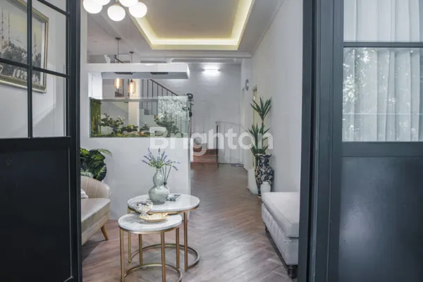 image DIJUAL RUMAH BAGUS MEWAH 3 LANTAI FULL FURNISH DI SEPANJANG, TAMAN, SIDOARJO - DEKAT MASJID, LINGKUNGAN NYAMAN (2)