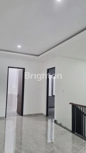 image PERUMAHAN SUTERA KIRANA ALAM SUTERA PONDOK JAGUNG KEC SERPONG UTARA KOTA TANGERANG SELATAN UKURAN 11 X 17 M2 RUMAH 2 LANTAI KONDISI BARU HADAP SELATAN CARPORT 2 MOBIL DALAM KOMPLEK PERUMAHAN ROW JALAN 2 MOBIL (8)