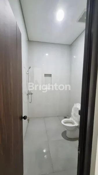 image PERUMAHAN SUTERA KIRANA ALAM SUTERA PONDOK JAGUNG KEC SERPONG UTARA KOTA TANGERANG SELATAN UKURAN 11 X 17 M2 RUMAH 2 LANTAI KONDISI BARU HADAP SELATAN CARPORT 2 MOBIL DALAM KOMPLEK PERUMAHAN ROW JALAN 2 MOBIL (5)