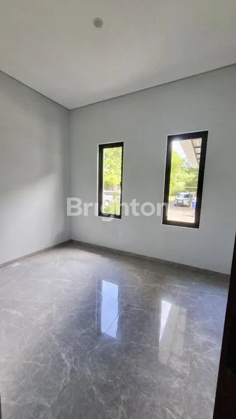 image PERUMAHAN SUTERA KIRANA ALAM SUTERA PONDOK JAGUNG KEC SERPONG UTARA KOTA TANGERANG SELATAN UKURAN 11 X 17 M2 RUMAH 2 LANTAI KONDISI BARU HADAP SELATAN CARPORT 2 MOBIL DALAM KOMPLEK PERUMAHAN ROW JALAN 2 MOBIL (4)