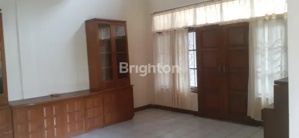 image RUMAH LUAS DENGAN 9 KAMAR TIDUR DILINGKUNGAN YANG NYAMAN DILOKASI STRATEGIS DI SIDAKARYA, DENPASAR SELATAN (4)