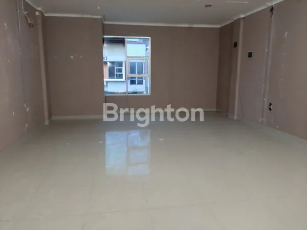 RUKO 3 LANTAI + ROOFTOP, DESAIN MODERN, PARKIR LUAS — LOKASI RAMAI & STRATEGIS, POTENSI BISNIS TINGGI