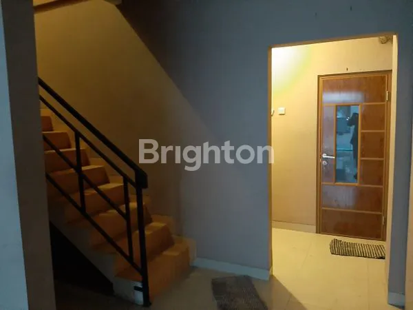 image RUKO 3 LANTAI + ROOFTOP, DESAIN MODERN, PARKIR LUAS — LOKASI RAMAI & STRATEGIS, POTENSI BISNIS TINGGI (2)