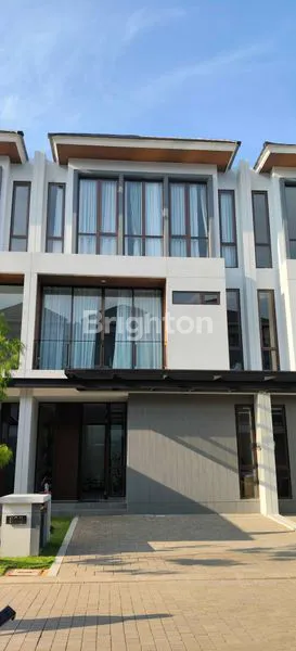 RUMAH MEWAH 3 LANTAI DI PANTAI MUTIARA, LUAS TANAH 185M²