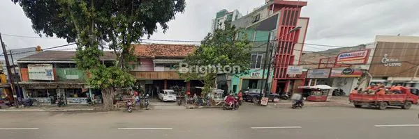 RUMAH STRATEGIS DI JALAN UTAMA PRAMUKA JAKARTA TIMUR