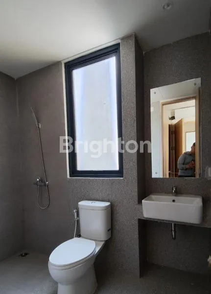 image RUMAH 2 LANTAI RAPI SIAP HUNI DEKAT MALL EASTIARA DI TANAKAYU BSD  TANGERANG (4)