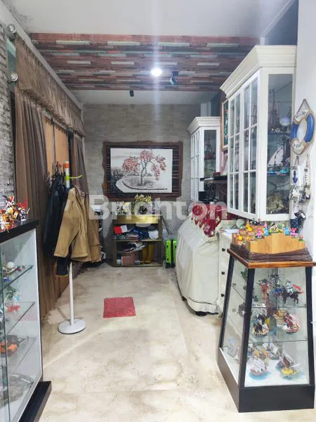 image HUNIAN MEWAH PALM SPRING SURABAYA LANGKAH BERKONSEP SETIAP KAMAR TIDURNYA  (3)