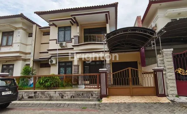 RUMAH 2 LANTAI TERAWAT CENTRAL PARK MULYOSARI DEKAT ITS PAKUWON CITY MALL