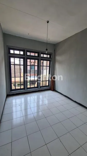 image DISEWAKAN RUMAH 2 LANTAI AREA JOYO GRAND SELANGKAH KE KAMPUS UNIVERSITAS TERBAIK KOTA MALANG (2)