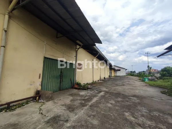 image GUDANG STRATEGIS DI PALEMBANG, LAHAN PARKIR LUAS (3)