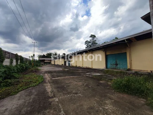 image GUDANG STRATEGIS DI PALEMBANG, LAHAN PARKIR LUAS (1)