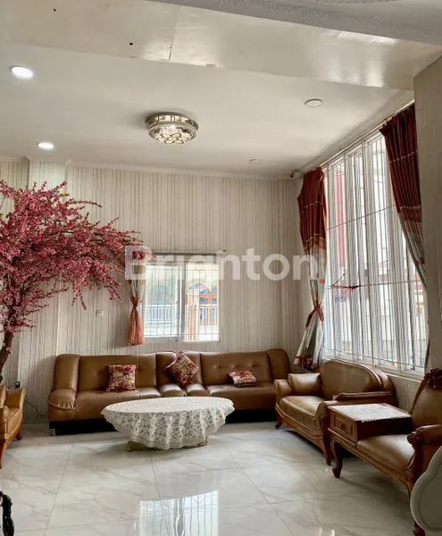 image RUMAH MEWAH 3 LANTAI DI TAMAN PALEM LESTARI – SIAP HUNI & LOKASI STRATEGIS (1)