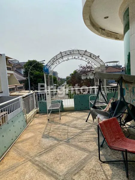 image RUMAH MEWAH 3 LANTAI DI TAMAN PALEM LESTARI – SIAP HUNI & LOKASI STRATEGIS (8)