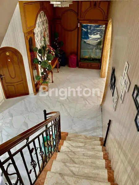 image RUMAH MEWAH 3 LANTAI DI TAMAN PALEM (3)