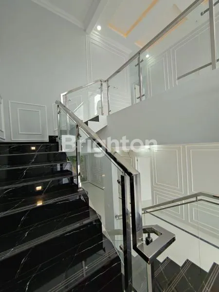 image RUMAH TINGGAL EKSLUSIF BANGUNAN DEKOR DAN ARSITEKTUR  YANG SUDAH RAPI DAN INDAH (5)