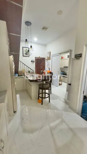 image RUMAH KOST 3 LANTAI ROW 2 MOBIL FULL FURNISHED DI PERUMAHAN DEKAT KEMANGGISAN KEBON JERUK JAKARTA BARAT (2)