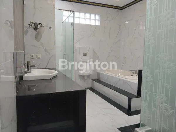 image RUMAH 3 LANTAI KELAPA GADING (7)