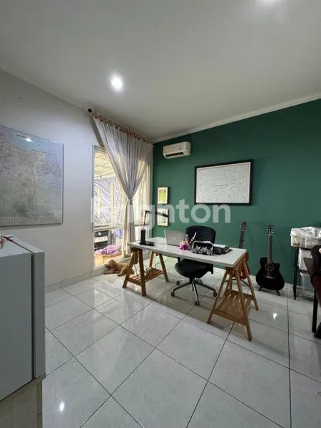 image JUAL CEPAT RUMAH DE PARK HADAP SELATAN RAPIH DENGAN TAMAN DEPAN DAN TAMAN BELAKANG, DE PARK BSD CITY (4)