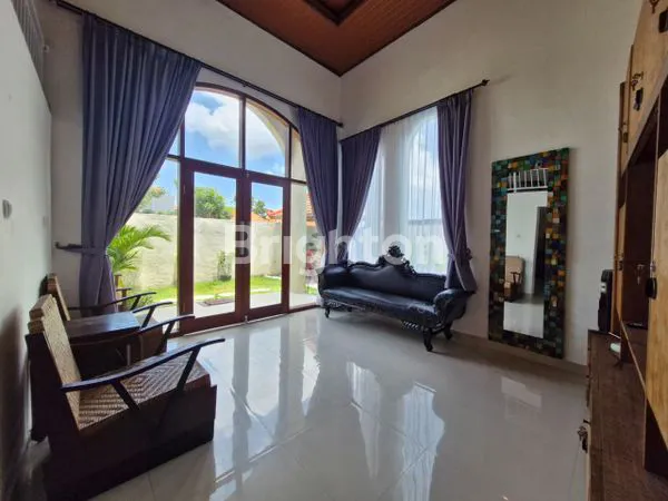 image VILLA NYAMAN 1 LANTAI DI TIBUBENENG – DISEWAKAN! LOKASI STRATEGIS DI JANTUNG KUTA UTARA, DEKAT AREA FAVORIT CANGGU & BERAWA!COCOK UNTUK TINGGAL JANGKA PANJANG, SUASANA TENANG, AKSES MUDAH KE MANA SAJA. (4)