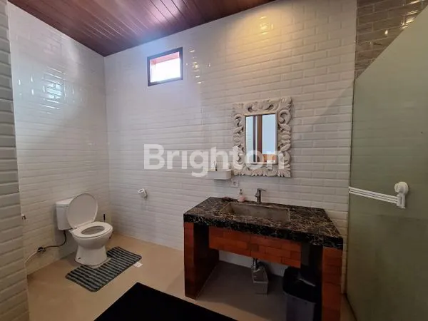 image VILLA NYAMAN 1 LANTAI DI TIBUBENENG – DISEWAKAN! LOKASI STRATEGIS DI JANTUNG KUTA UTARA, DEKAT AREA FAVORIT CANGGU & BERAWA!COCOK UNTUK TINGGAL JANGKA PANJANG, SUASANA TENANG, AKSES MUDAH KE MANA SAJA. (8)