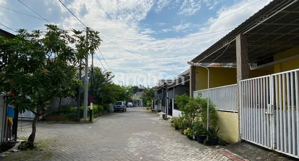 image RUMAH SIAP HUNI, BU,  DI PERUMAHAN GREEN HILL GRESIK, LOKASI STRATEGIS DAN LINGKUNGAN YANG NYAMAN (2)