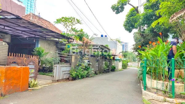 image BANGUNAN LAMA DI PEMUKIMAN BENHIL DEKAT KE AREA BISNIS PERKANTORAN JAKPUS - HITUNG TANAH SAJA (1)